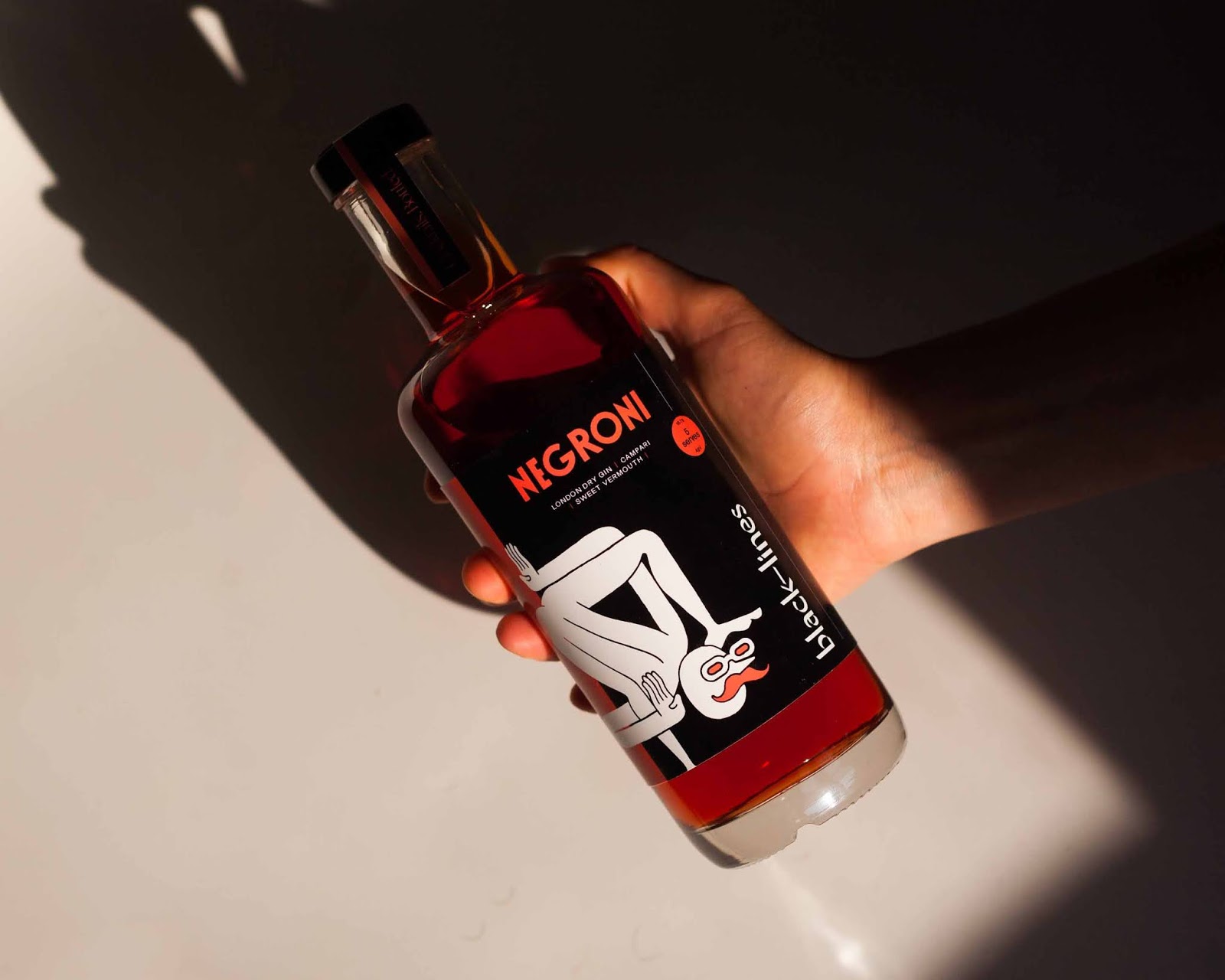 一系列現(xiàn)成的雞尾酒包裝設(shè)計(jì)(圖1)