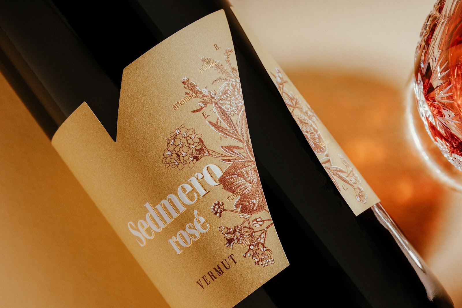 紅酒酒標(biāo)設(shè)計(jì)瓶型設(shè)計(jì)(圖5) 紅酒酒標(biāo)設(shè)計(jì)瓶型設(shè)計(jì)(圖5)