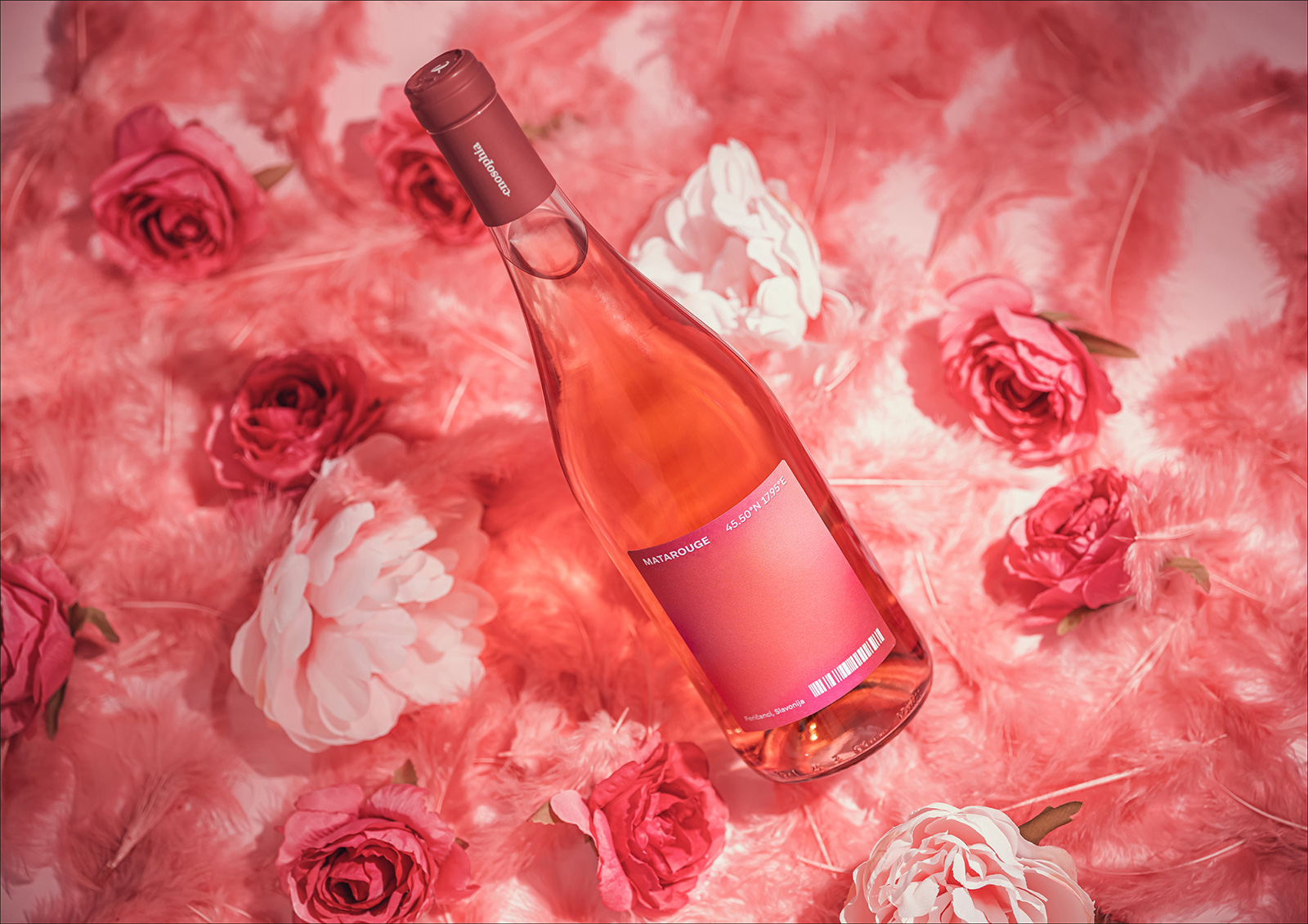 帶有可播放音樂(lè)的互動(dòng)標(biāo)簽的葡萄酒包裝這樣設(shè)計(jì)(圖7)