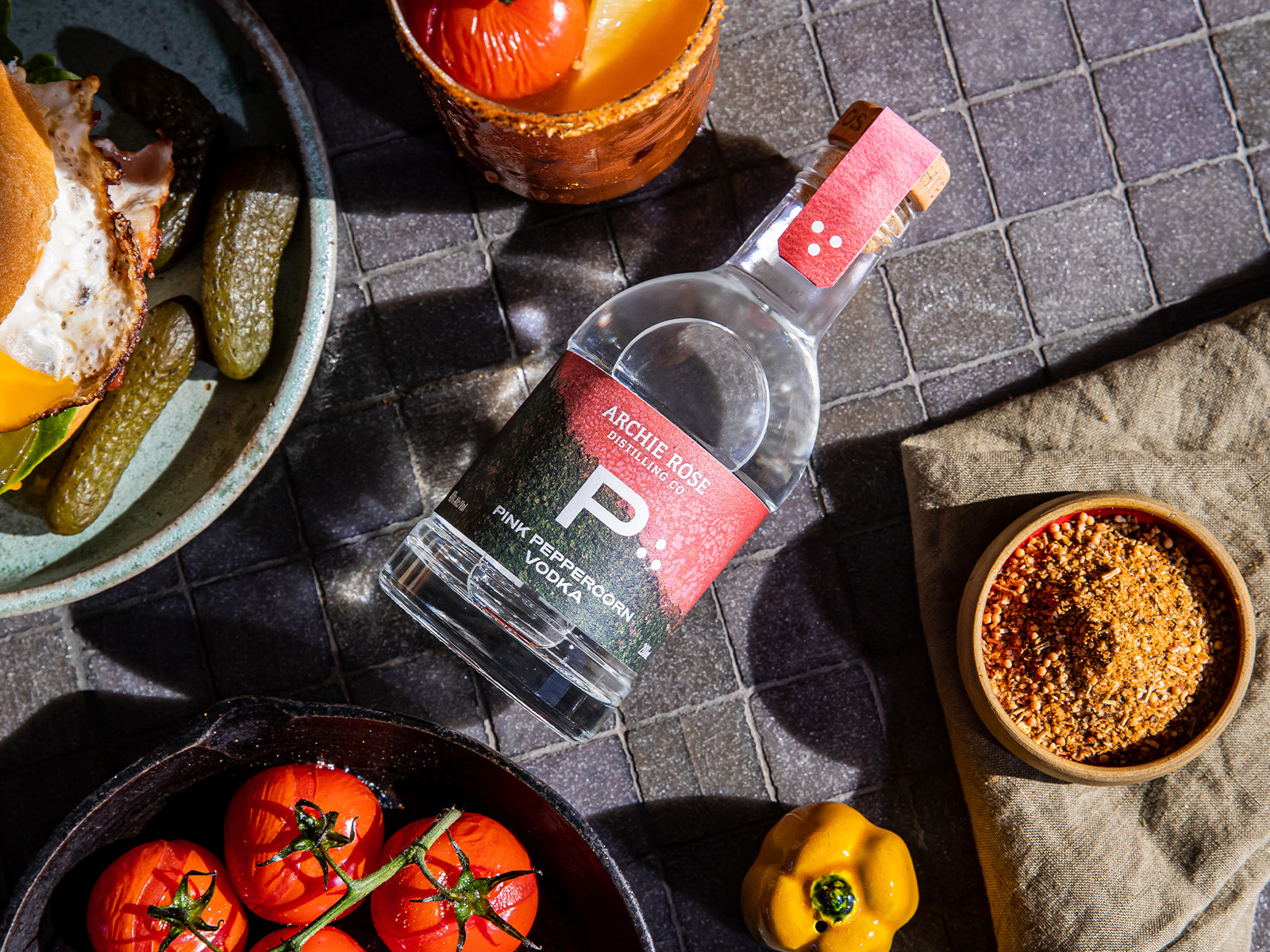 海鹽杜松子酒和粉紅胡椒伏特加的包裝設(shè)計(jì)作品參考(圖5) 海鹽杜松子酒和粉紅胡椒伏特加的包裝設(shè)計(jì)作品參考(圖5)