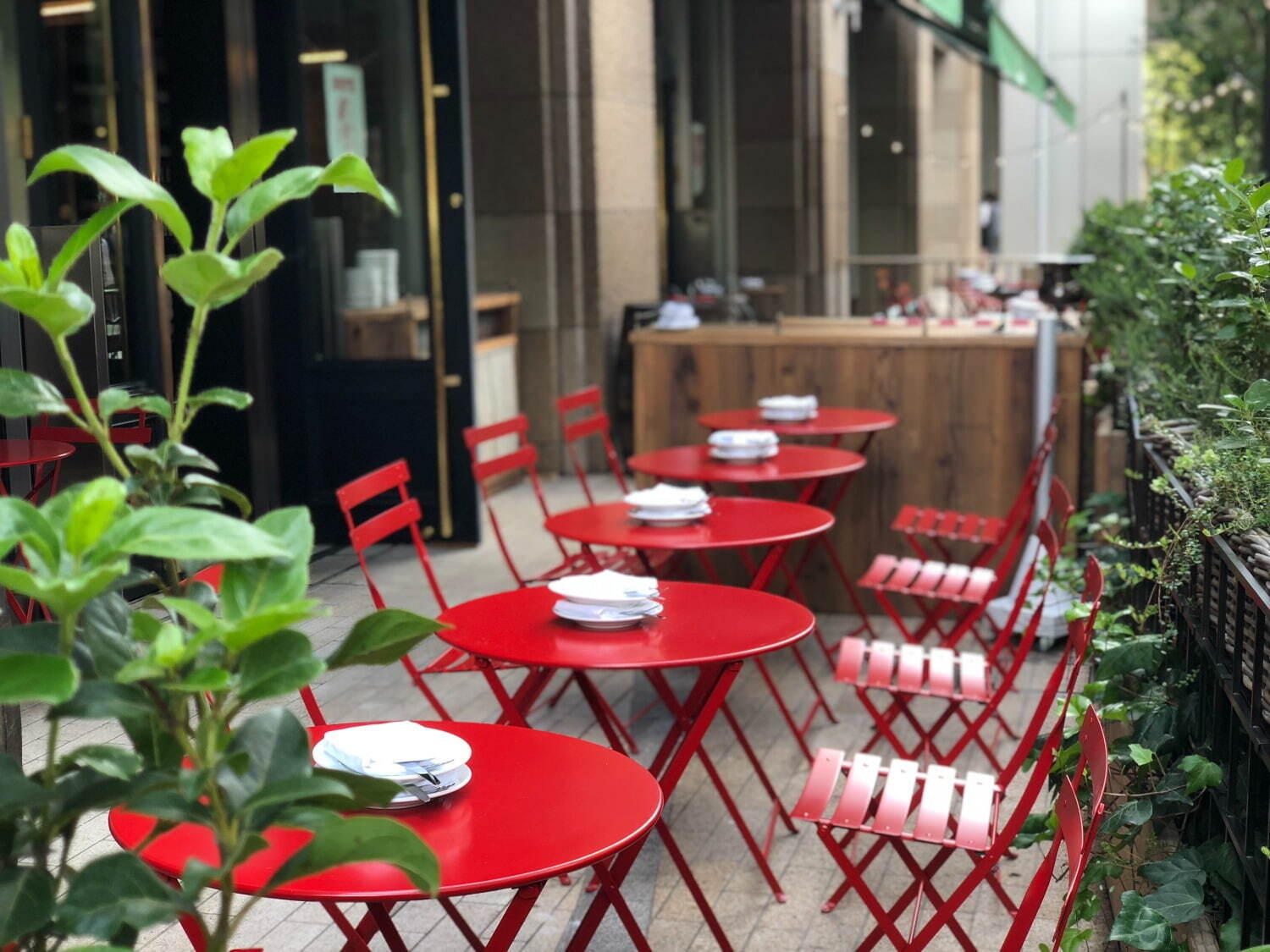 在開(kāi)放式露臺(tái)上享用冰鎮(zhèn)啤酒和法式美食(圖2)