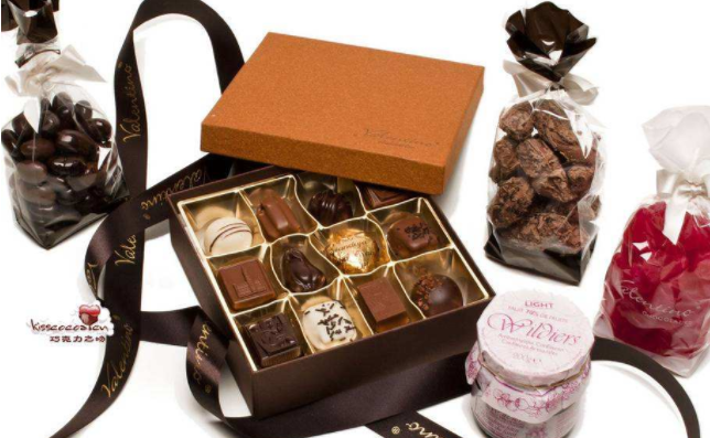 凡情蒂諾巧克力 Valentino凡情蒂諾品牌logo與食品包裝設(shè)計(jì)欣賞(圖3)